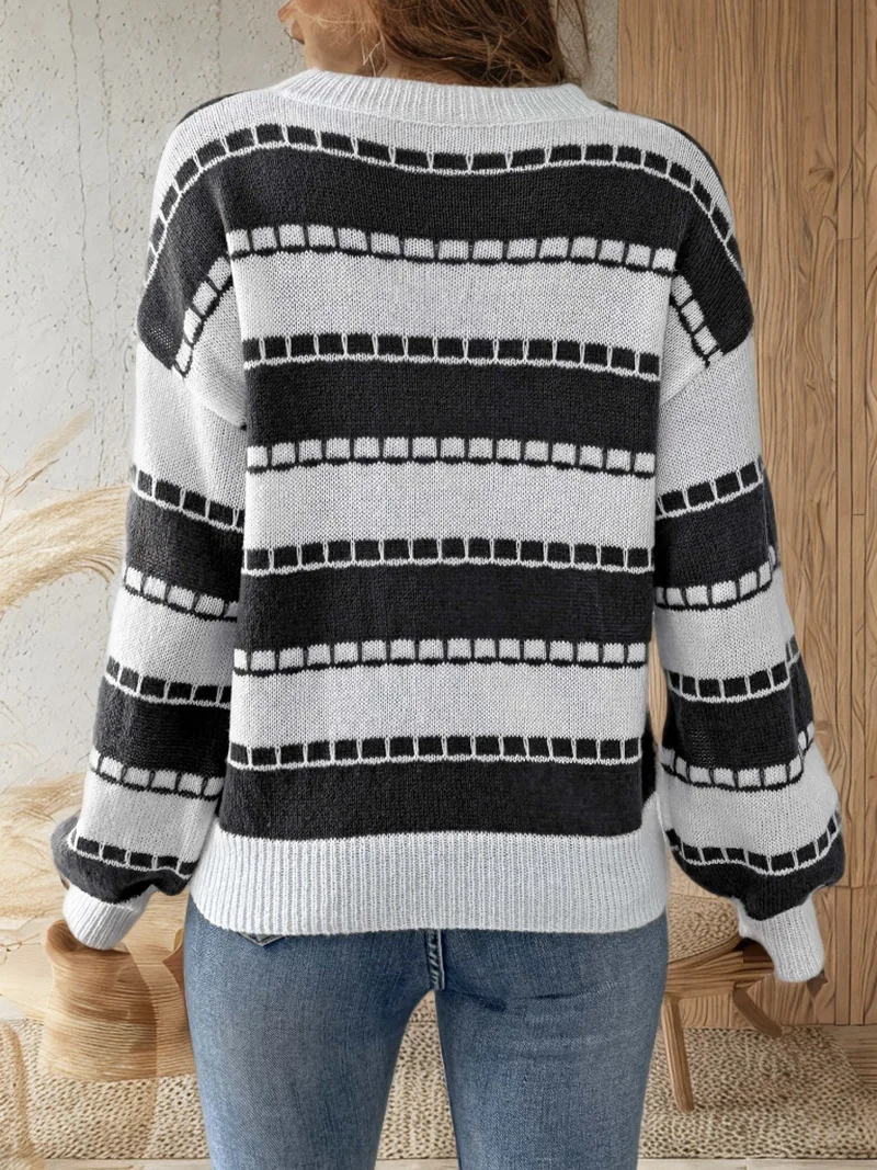 Клетчатый полосатый контрастный вязаный пуловер с круглым вырезом и длинными