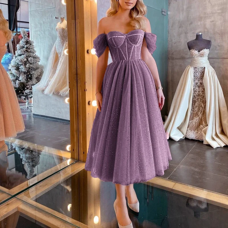 

Женское облегающее платье-миди с открытыми плечами