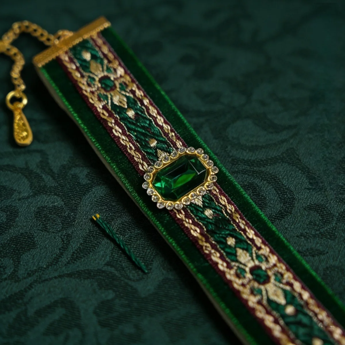 Фото Ошейник для кошек SHINEKNOT: красивое украшение на шею с египетским кулоном-аби, благородной кисточкой и драгоценными камнями №3