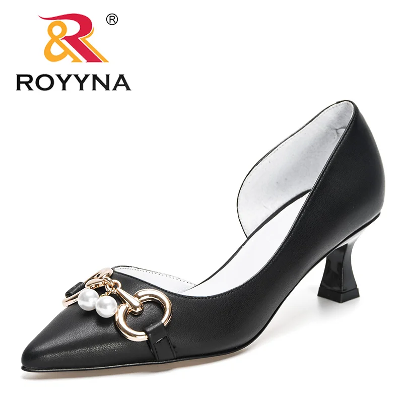 

ROYYNA 2023 New Designers Luxury Brand Flock Pumps Women Metal Decration Comfortable Heeled Party Wedding Shoes Ladies Footwear