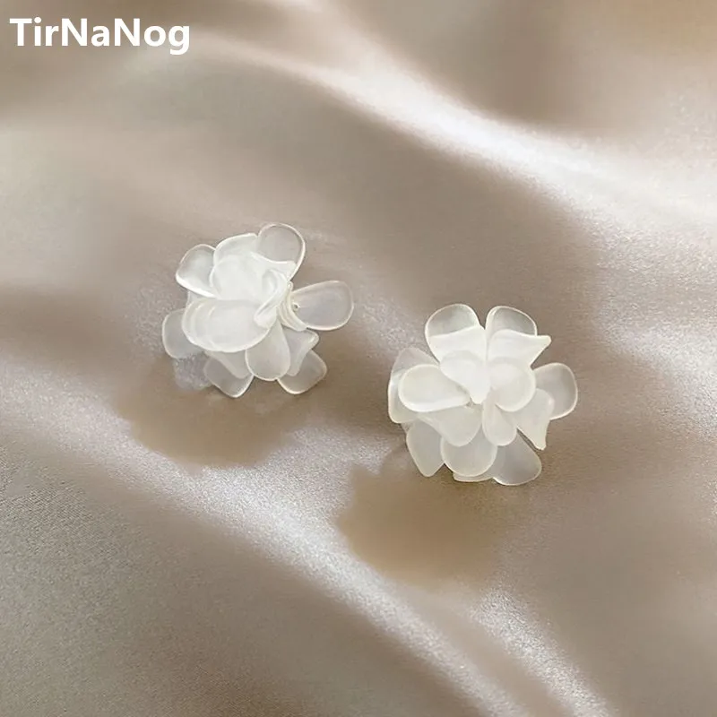 

Han Edition Fashion Classic Luxury Acrylic White Flowers Stud earrings Contracted Frosted Years Earrings Women Jewelry Gifts