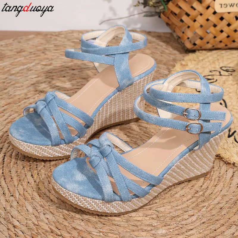 Сандалии женские джинсовые на танкетке босоножки с пряжкой щиколотке модная