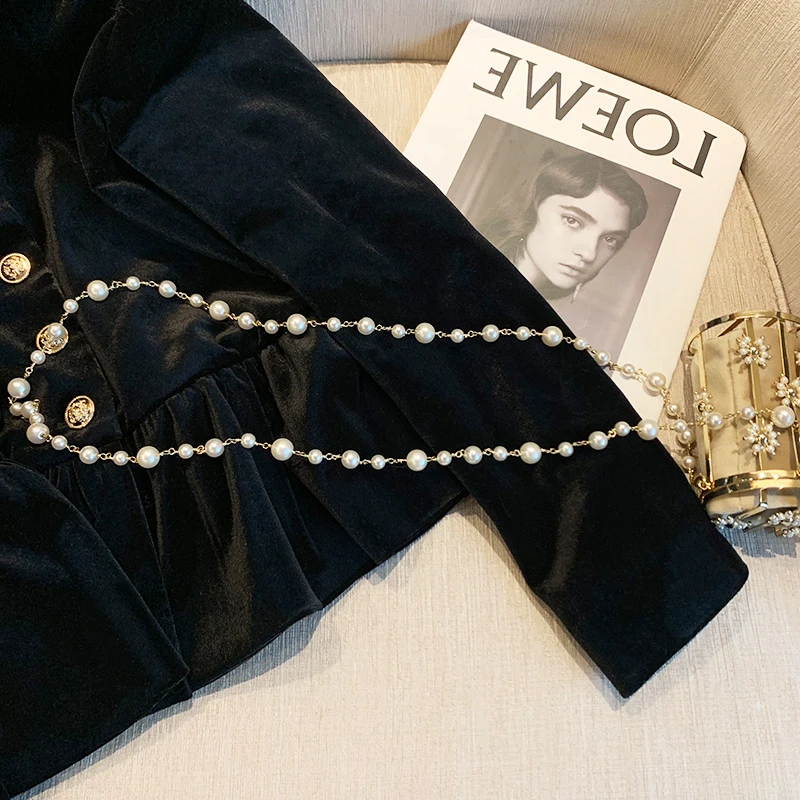 Женский бархатный короткий жакет черный однобортный с воротником-стойкой и