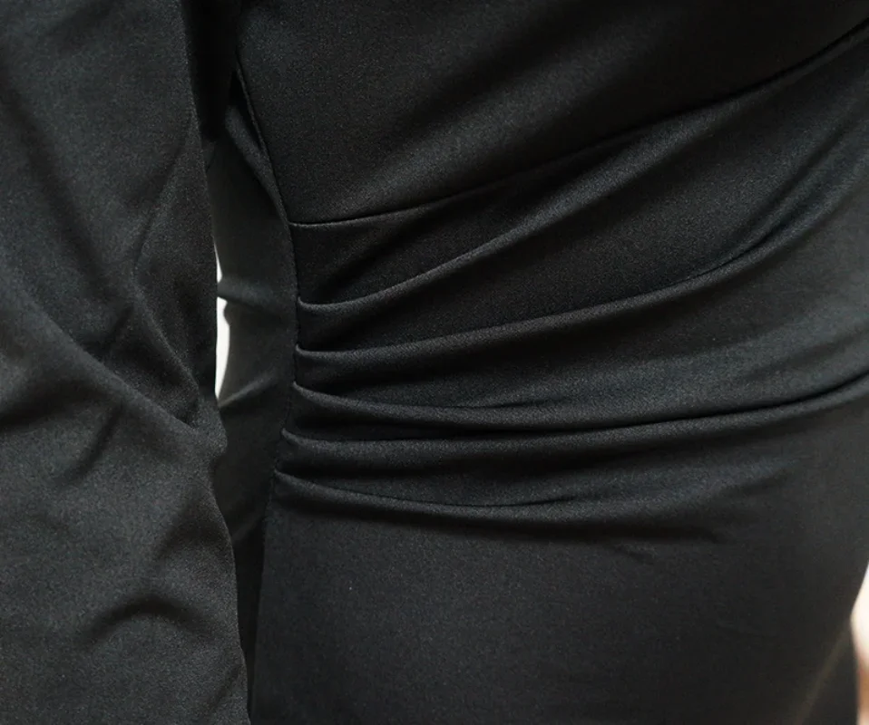 Женское облегающее платье до колен с V-образным вырезом и длинным рукавом