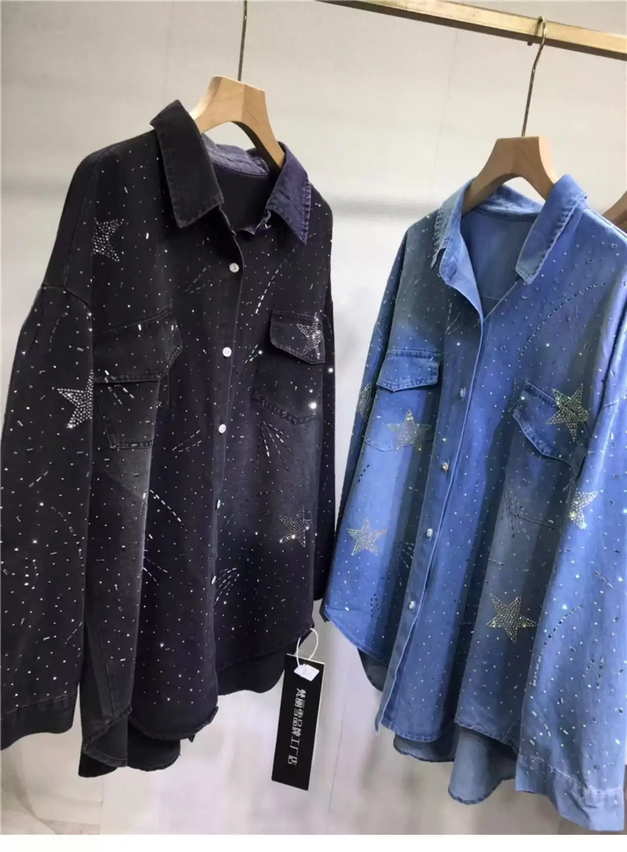 Роскошный стиль джинсовая куртка с карманами и блестящими камнями для женщин