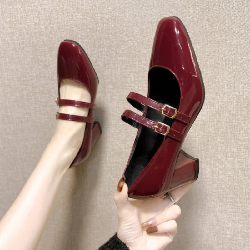 Женские туфли с двойной пряжкой лакированная кожа квадратный каблук