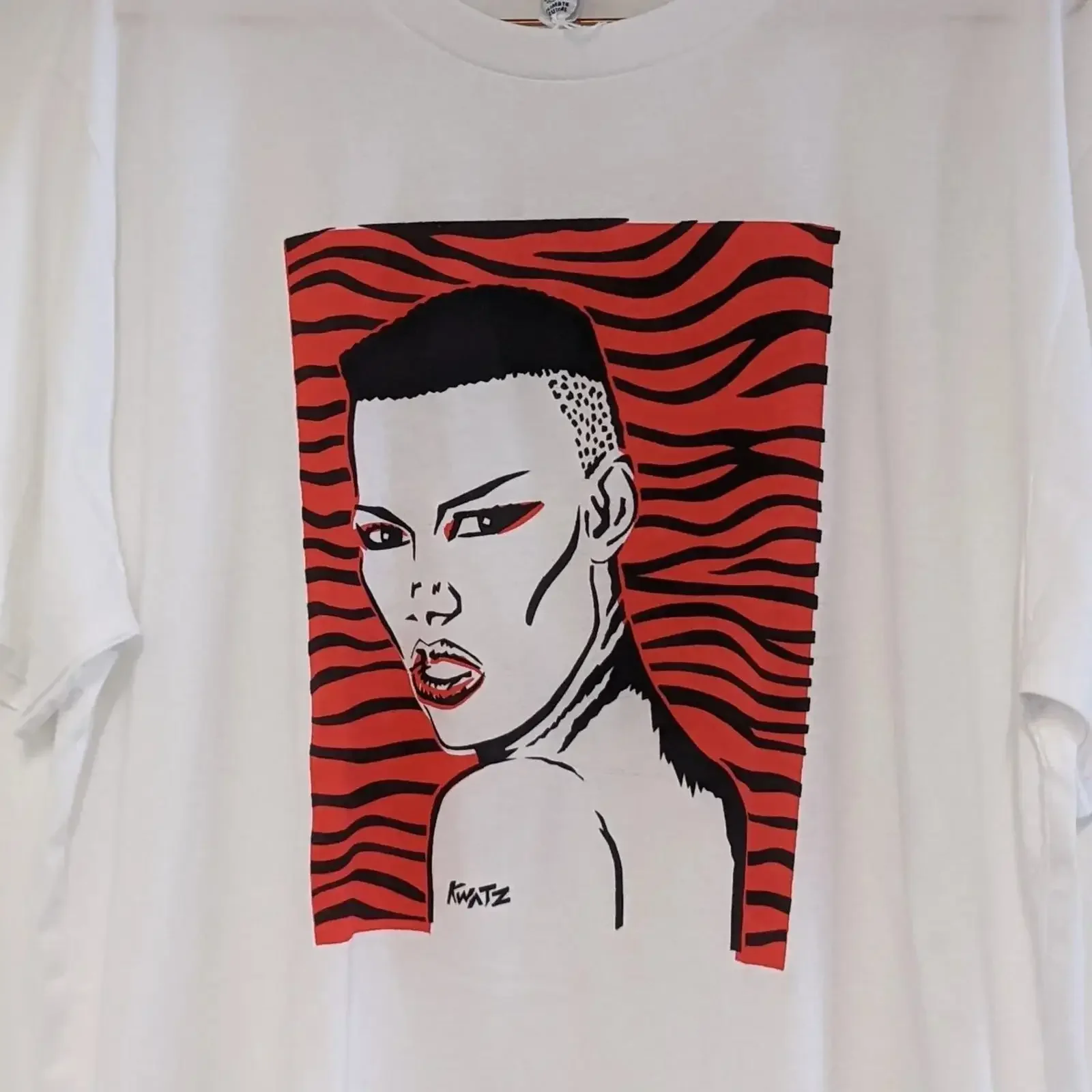Фото Футболка Grace Jones для фанатов, белая, из хлопка, все размеры, DN19, винтажная, с эффектом потертости, унисекс, стильная, слегка растянутая. №1