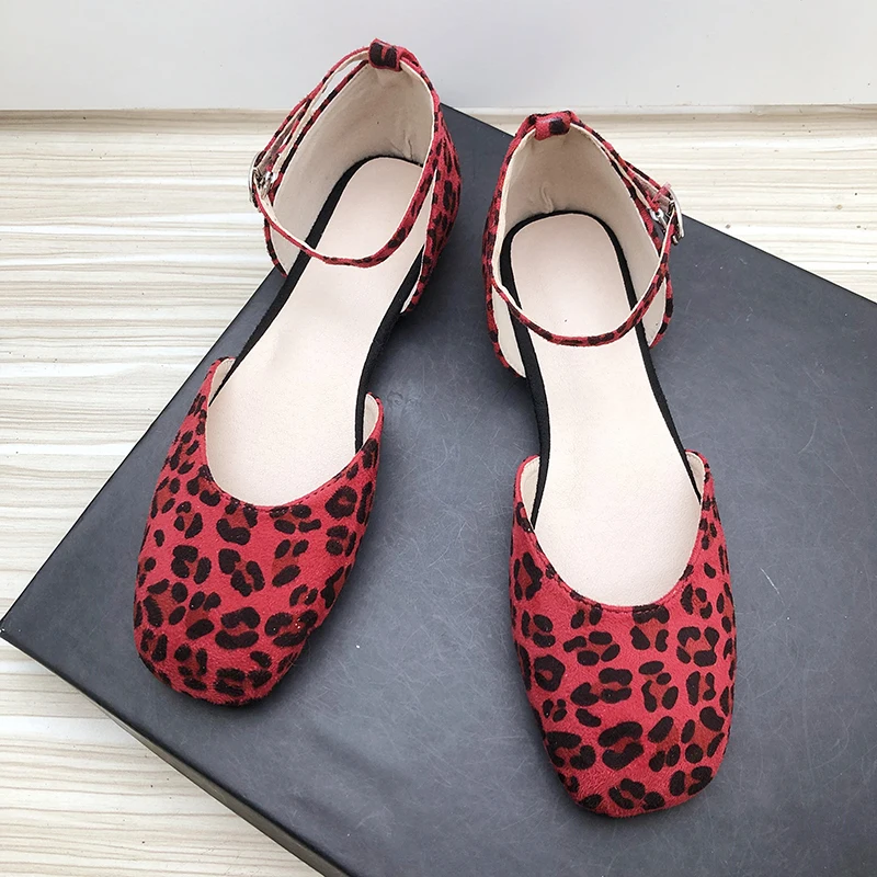 

Женские босоножки с леопардовым принтом, удобные сандалии из флока на плоской подошве с закрытым носком и квадратным носком для девочек, новинка весны 2023