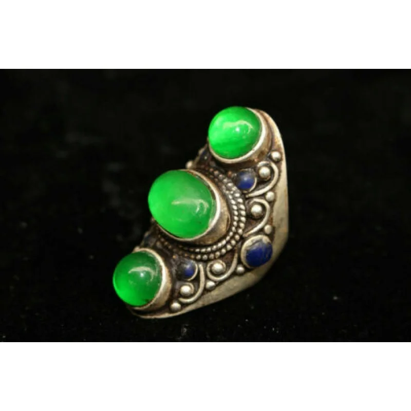 

Chinese Old Craft Made Old Tibetan Silver EmeraldInlaid Ring