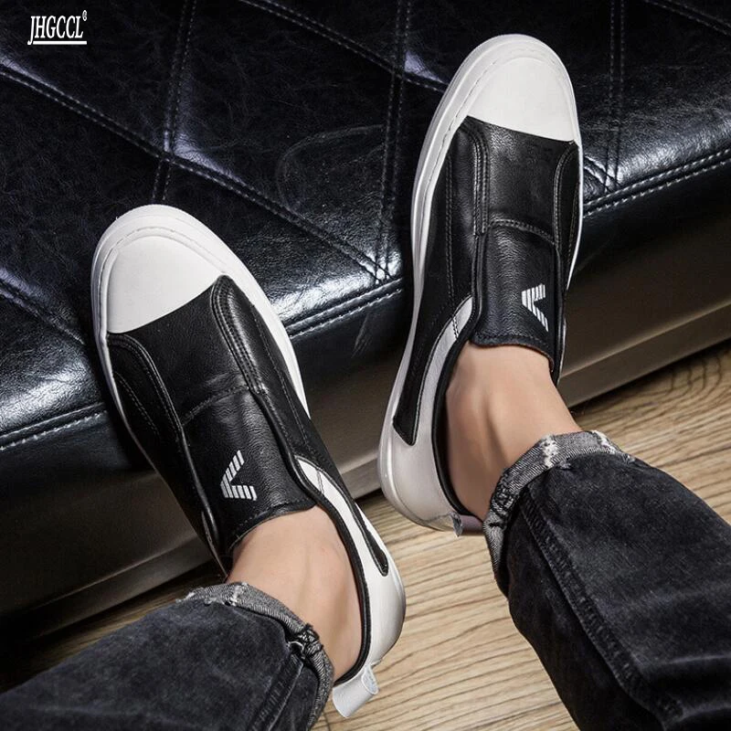 Мужские кроссовки на массивной вулканизированной подошве с ремешком и пряжкой |