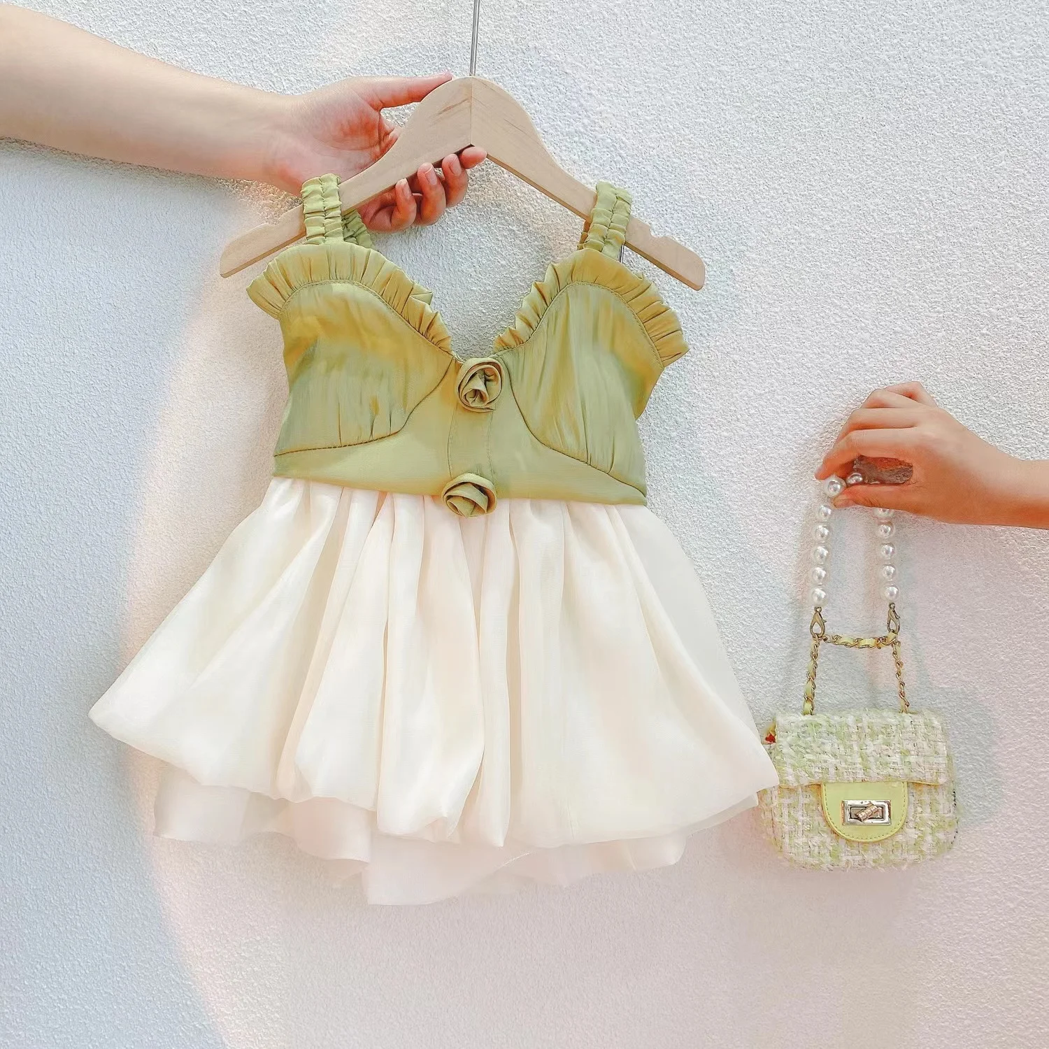 

Summer new children's clothing fashion girls camisole top plus mesh skirt two-piece set