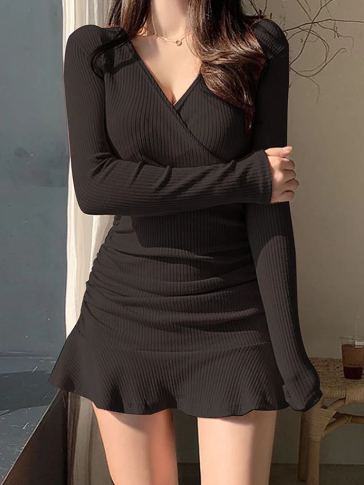 Черные вязаные платья миди в рубчик для женщин с v-образным вырезом элегантная