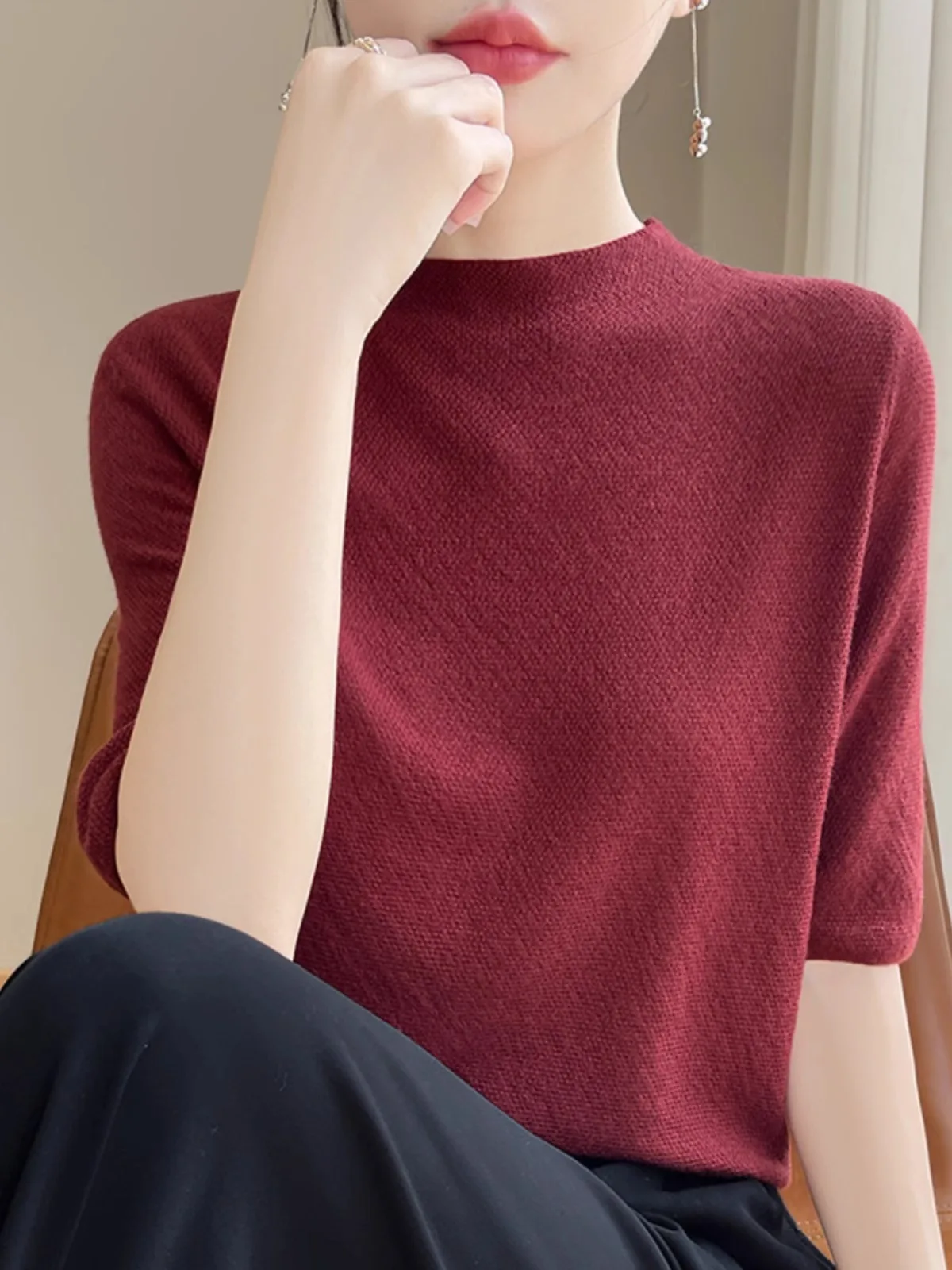 Женская трикотажная футболка с коротким рукавом и воротником-стойкой