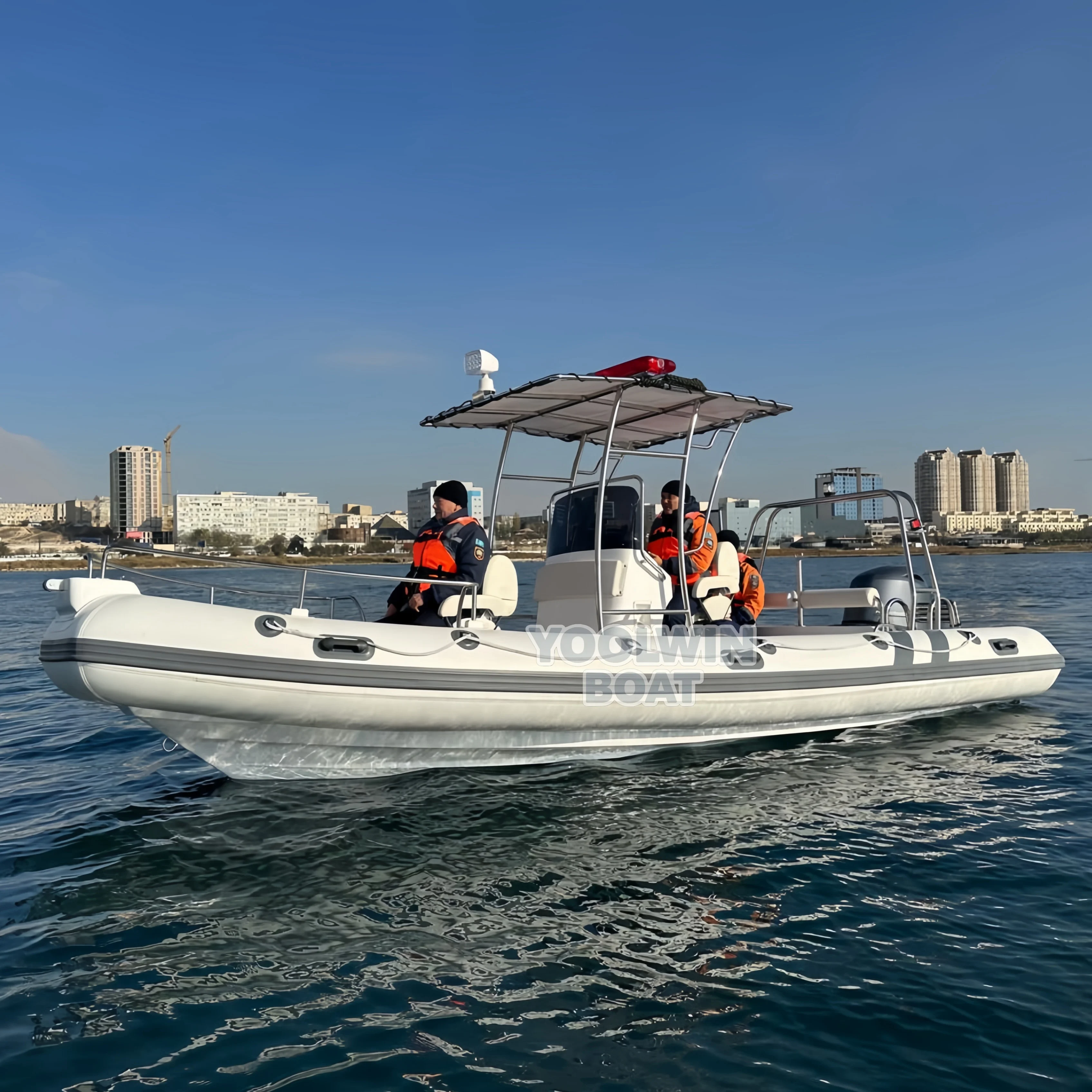 Фото Китайская надувная лодка RIB 680 из стеклопластика с глубоким V-образным корпусом, тентом T-top и бимини-тентом из Hypalon №3