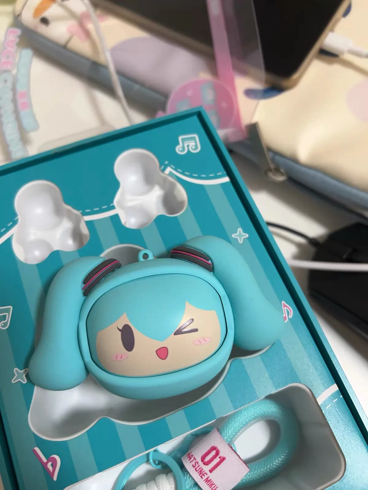 Фото Беспроводные Bluetooth-наушники Hatsune Miku 2026 года с функцией смены изображения, на клипсах, для мужчин и женщин, подарок на праздники и дни рождения, в наличии №5