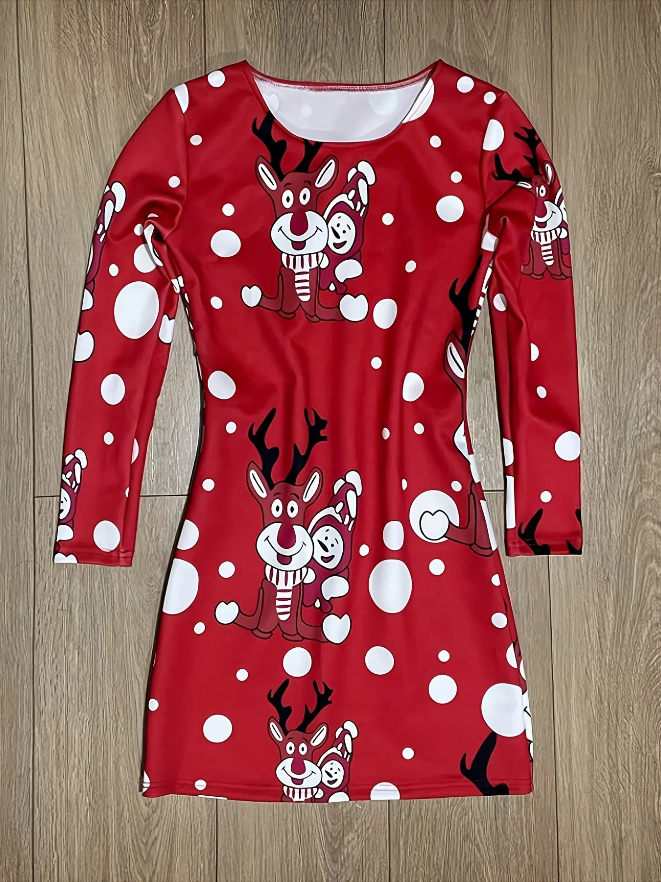 Осенне-зимнее праздничное платье с мультяшным принтом