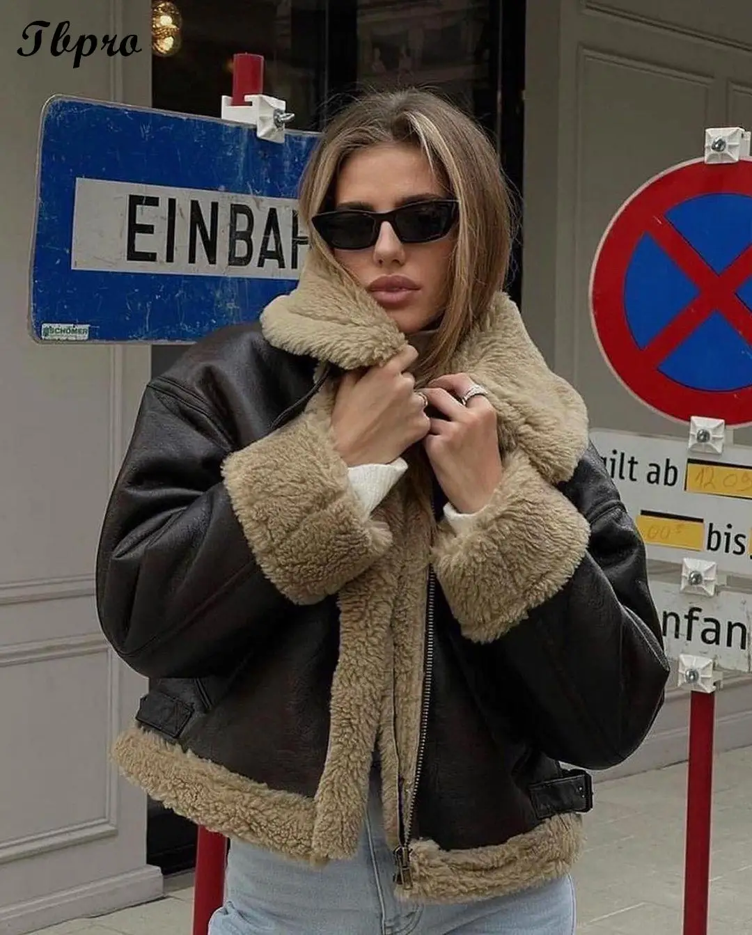 

Женская утепленная куртка из овечьей шерсти на молнии с длинным рукавом