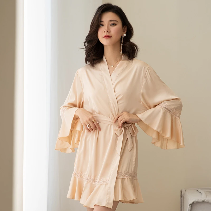 

Женский Атласный халат-кимоно с расклешенными рукавами