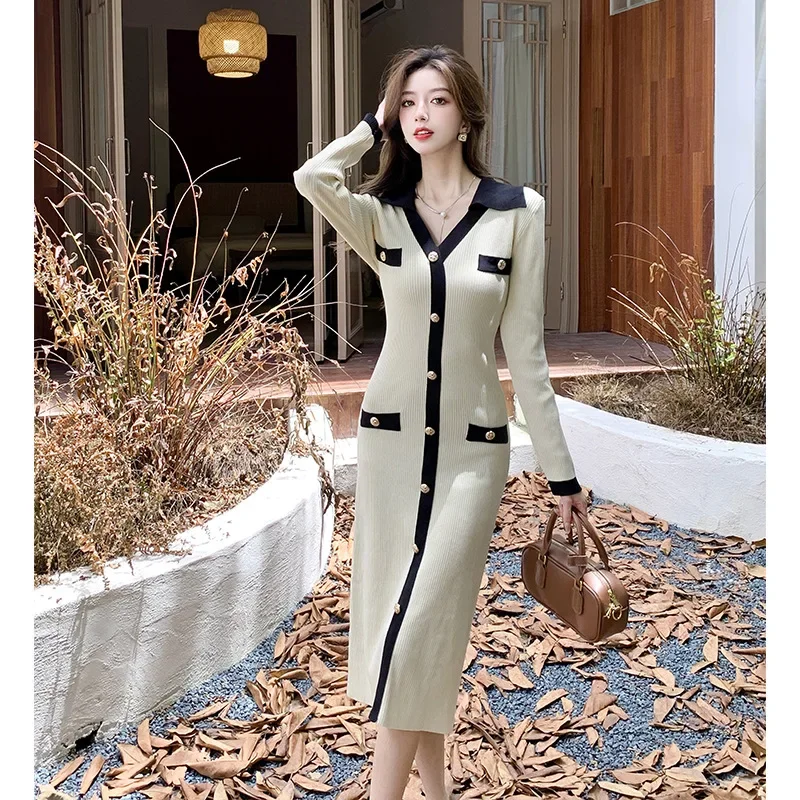 Элегантное однобортное пальто с лацканами вязаное платье цветными блоками