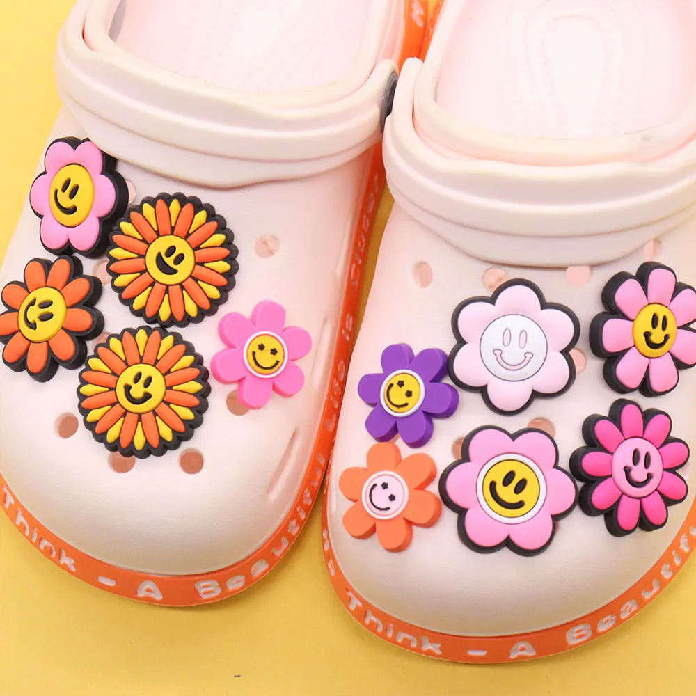 

Mix 50Pcs PVC Garden Shoe Accessories Colorful Sunflower Daisy Shoe Decorations Fit Croc Jibz Charm Boys Girls Party Present