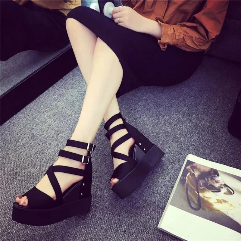 

Женские босоножки с открытым носком, на толстой подошве