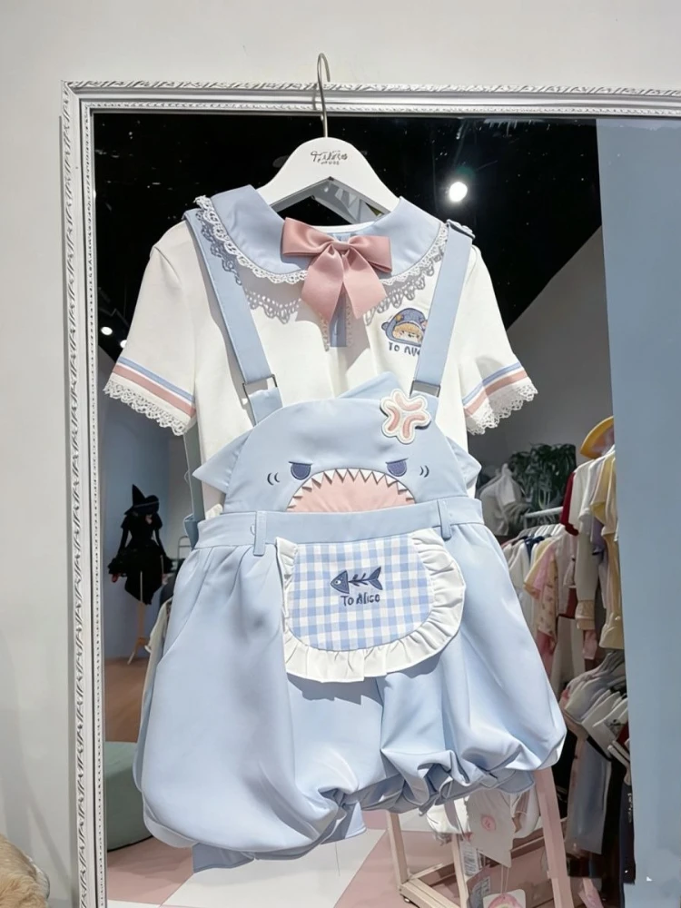 Фото Комплект из 2 предметов в стиле Sweet Lolita: синие, белые, розовые комбинезоны-блумеры с кружевом, рюшами, бантом, клетчатыми карманами и принтом акулы для девочек-подростков на каждый день №3