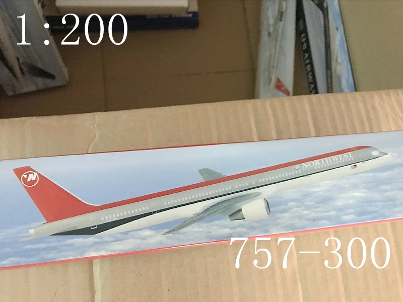 

Самолет в масштабе 1:200, самолет в сборе