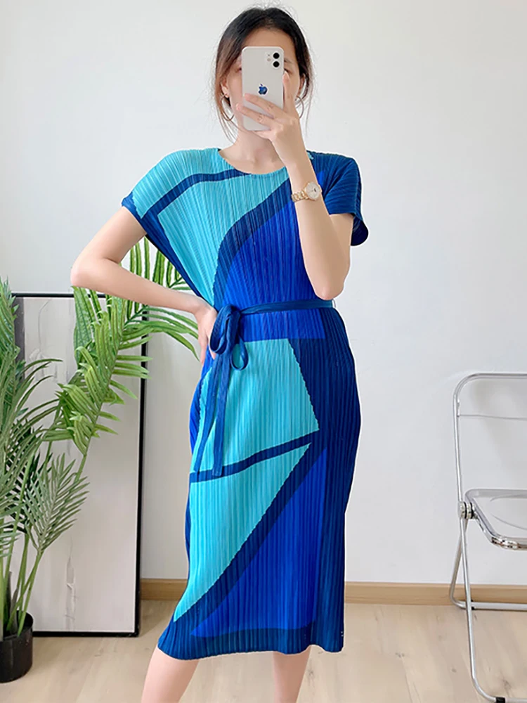 Женское плиссированное платье с поясом Delocah разноцветное пляжное миди коротким