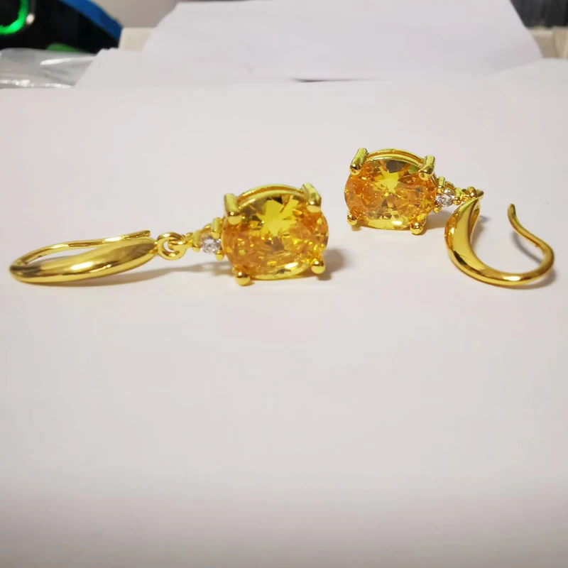 

Женские серьги-подвески из 18-каратного золота с бриллиантами, 1 пара