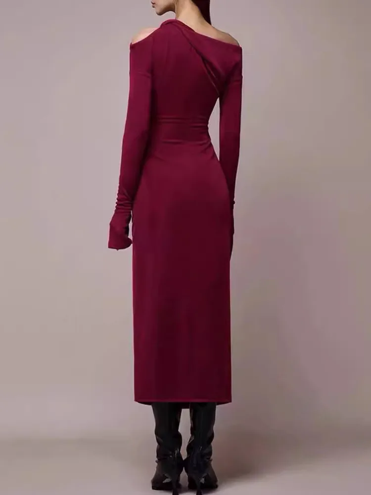 Женское платье трапециевидной формы с диагональным воротником и открытыми