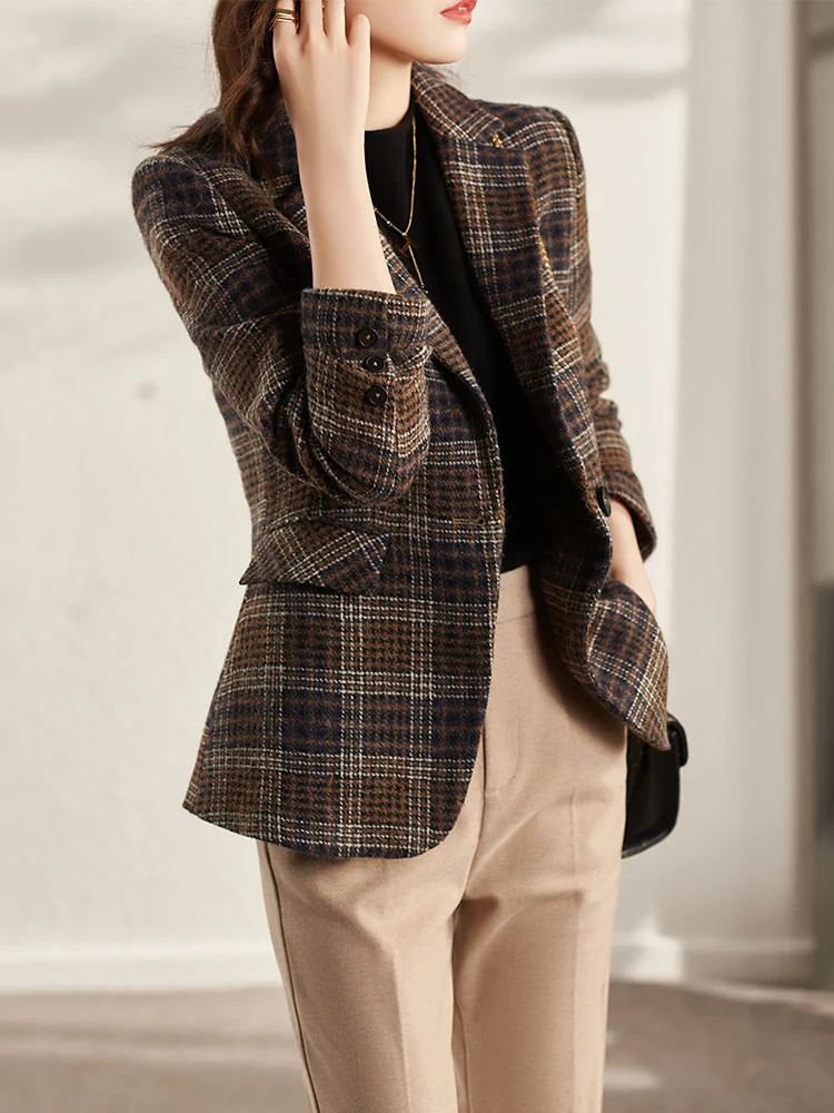 Пиджак женский шерстяной в клетку с отворотами и карманами F8623 для зимы 2020 |