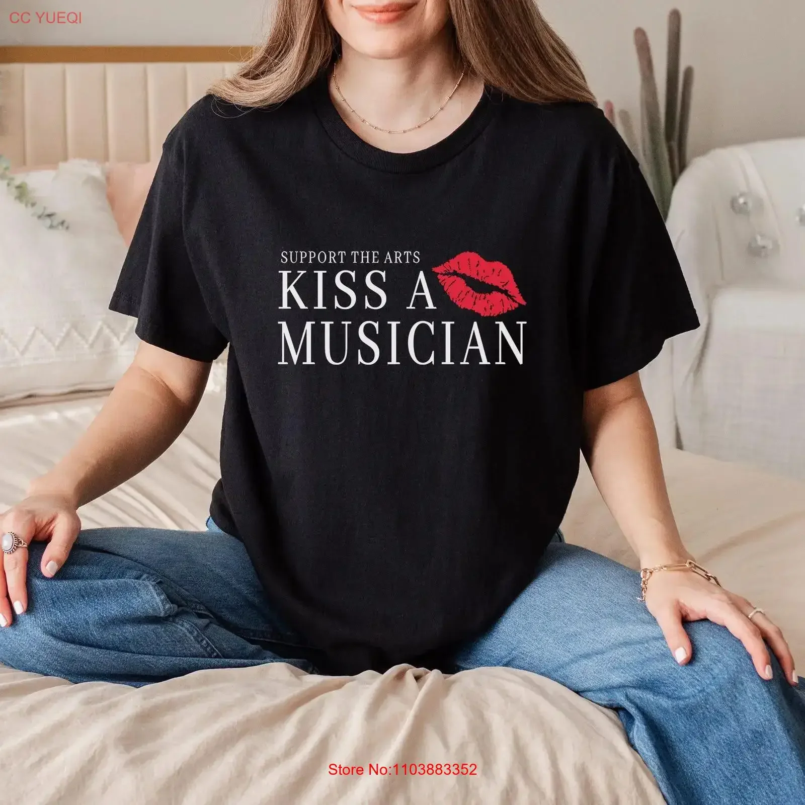 Фото Футболка с надписью «Support The Arts Kiss A Musician» для любителей музыки, юмористическая, для участников групп, оркестров, джаза, рока, концертов, винтажная, с эффектом потертости №1