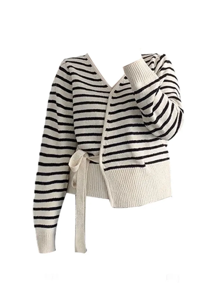 Простой классический вязаный свитер в консервативном стиле на шнуровке уютные