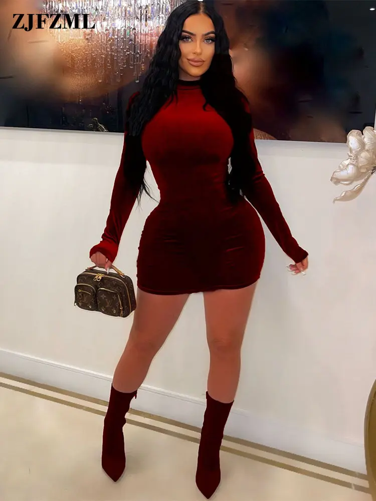 

Женское бархатное платье-футляр с высоким воротом и длинным рукавом