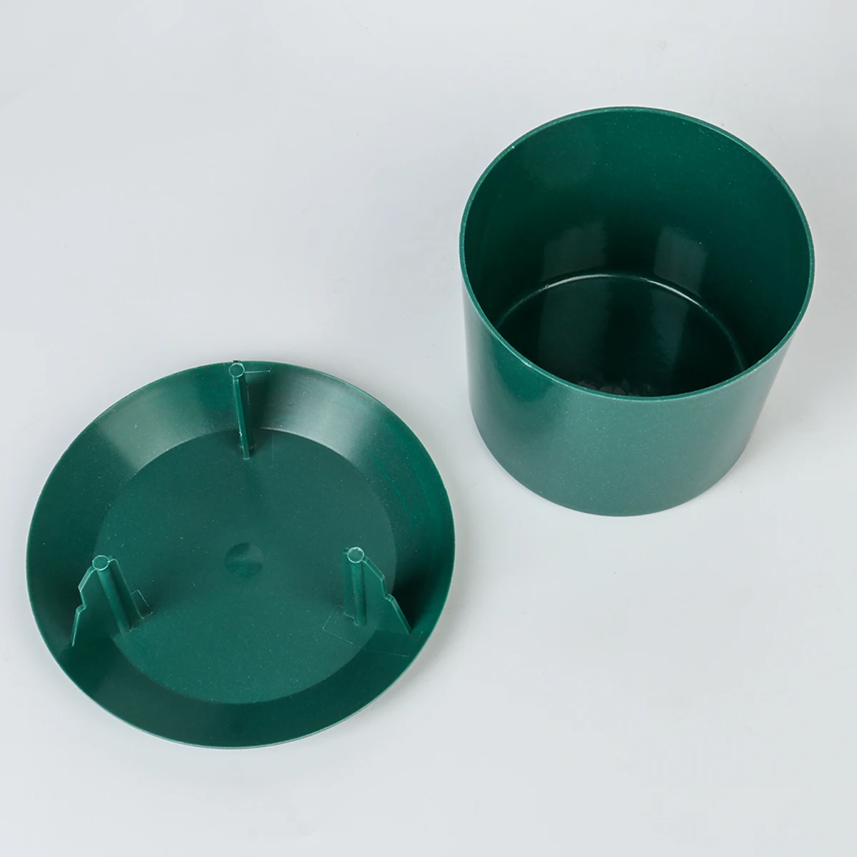 Пластиковые улитки-ловушки для сада