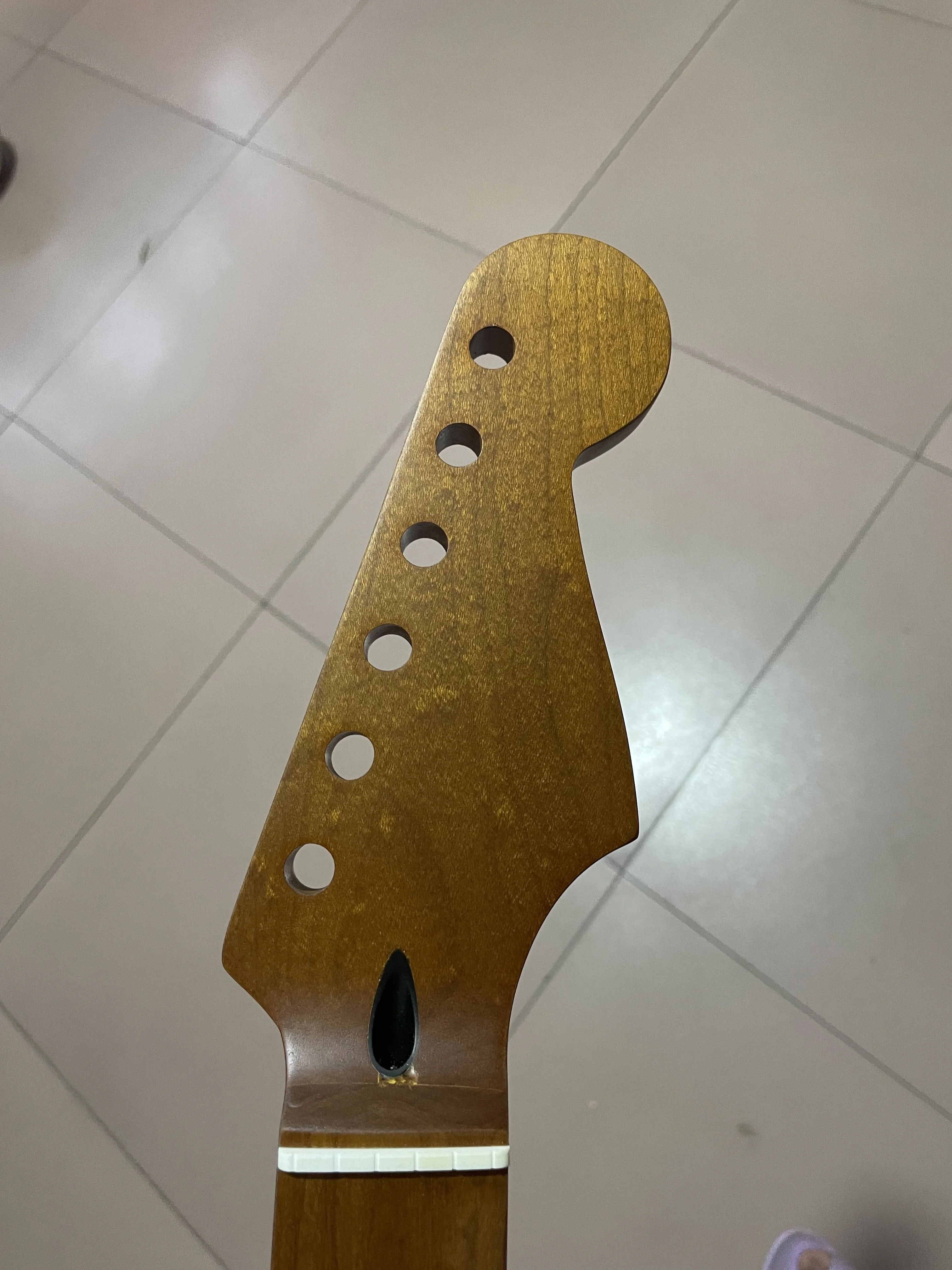 

Valueble Roasted Maple Fender Style ST Electric Guitar Neck 22 Fret Top Screw Adjustment with Slat Bird Eye Pattrns High Quality