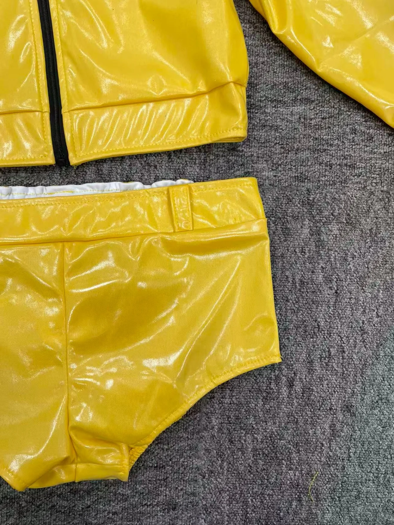 Фото Детский желтый костюм из искусственной кожи из двух предметов, куртка на молнии с воротником-стойкой + шорты, комплект для косплея №4