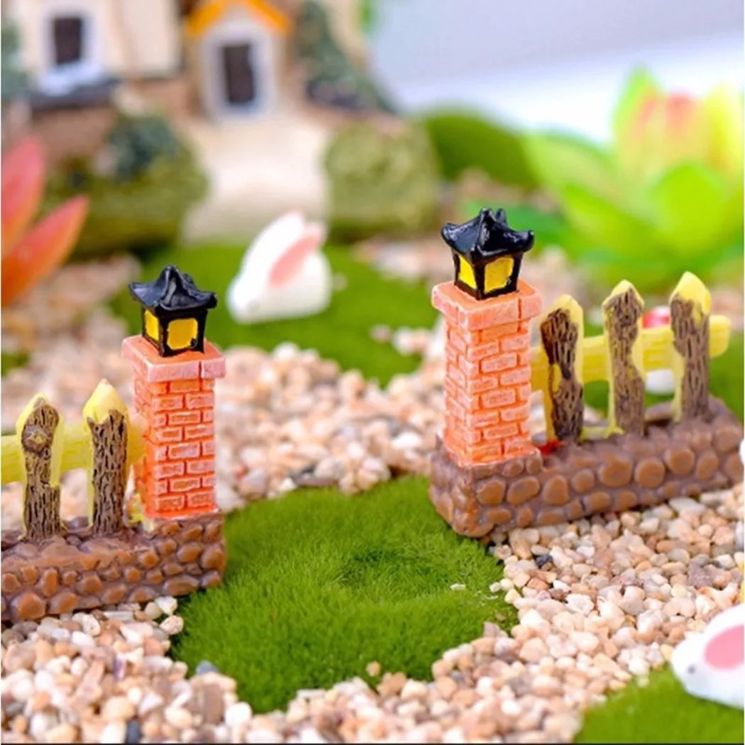 

2Pcs Fence Door Ornaments 4.4 X 4.7cm Bonsai Cartoon Dollhouse For Garden