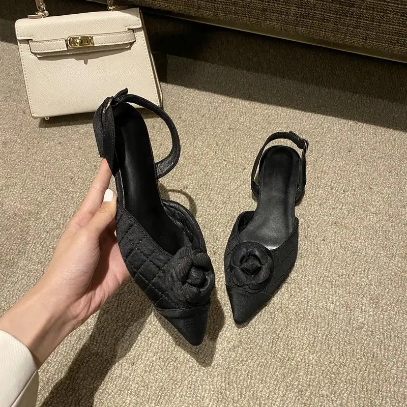 Сандалии женские на плоской подошве с острым носком украшенные камелией