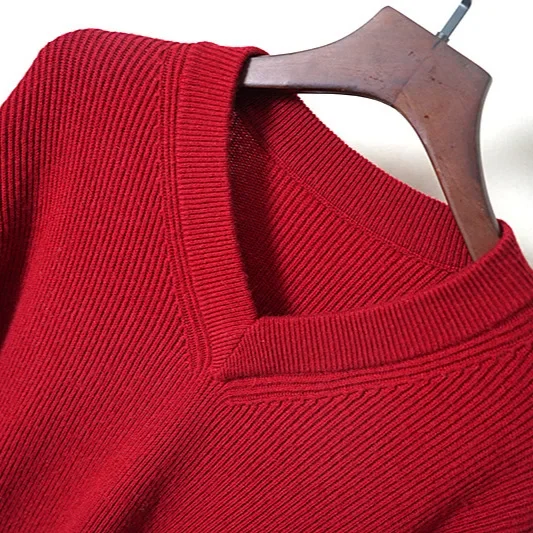 Пуловер вязаный с V-образным вырезом из овечьей шерсти