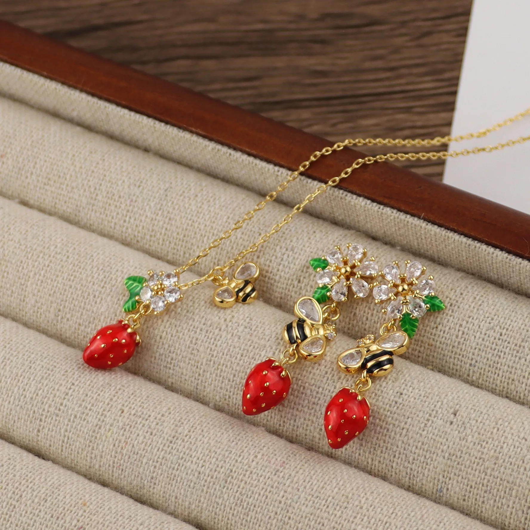 Изысканный комплект ювелирных изделий ожерелье и серьги с цветком клубники