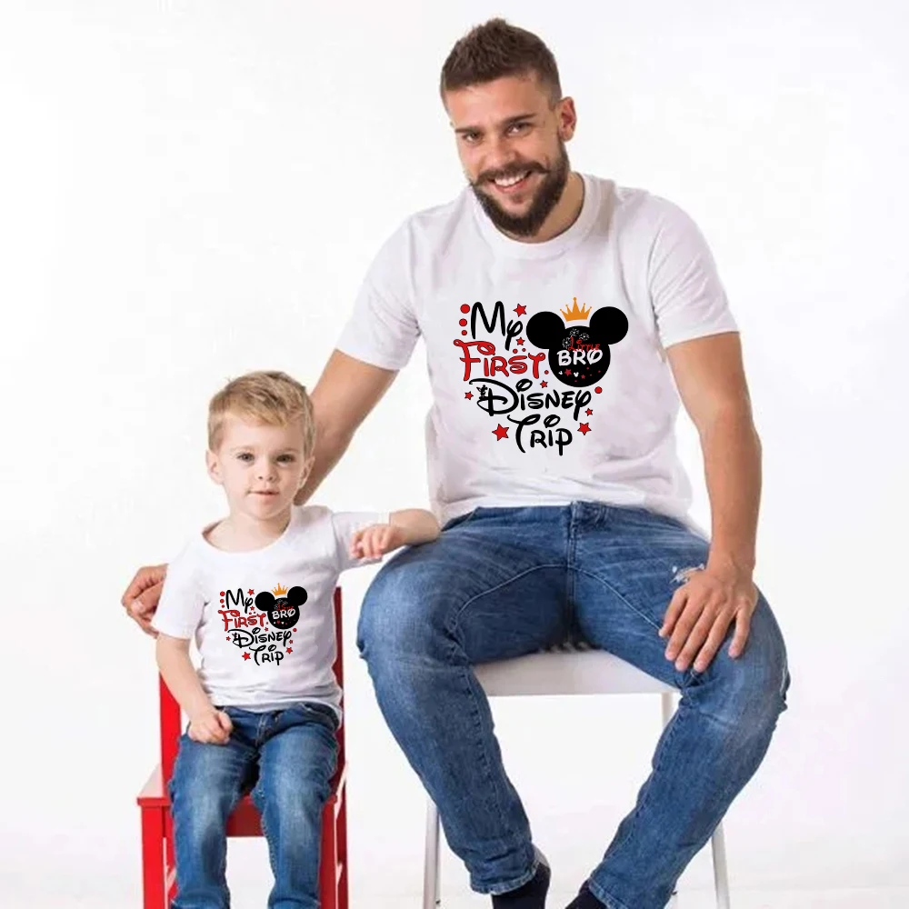 

Одинаковая одежда Disney Vacation для папы и сына, семейная футболка с Микки Маусом, футболка с мультяшным принтом для мамы и дочки, маленький брат, ...