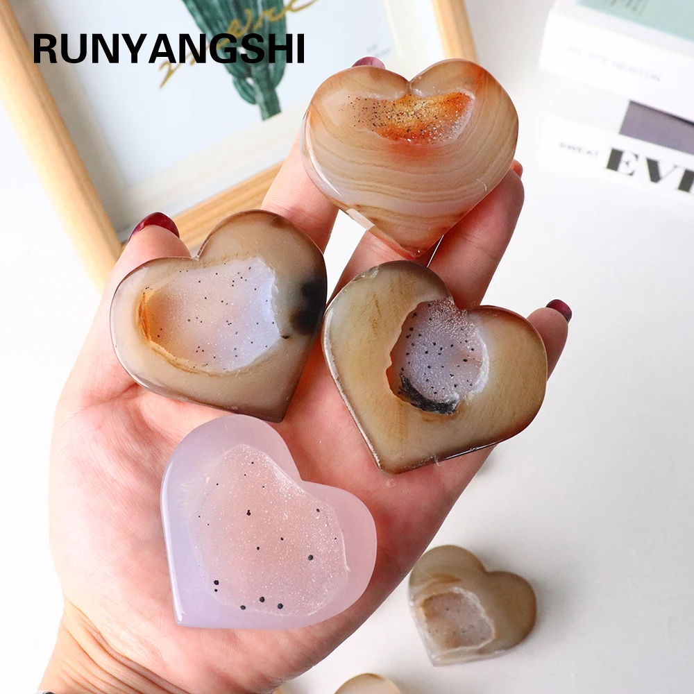 

Женская статуя из белого агата с резьбой в форме сердца