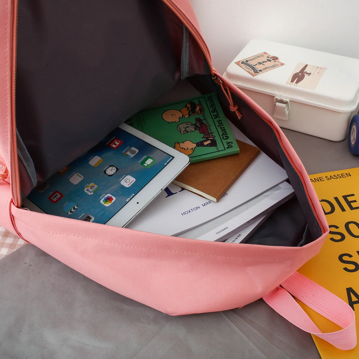 Рисунок 4 - Вместительный рюкзак для девочки-подростка