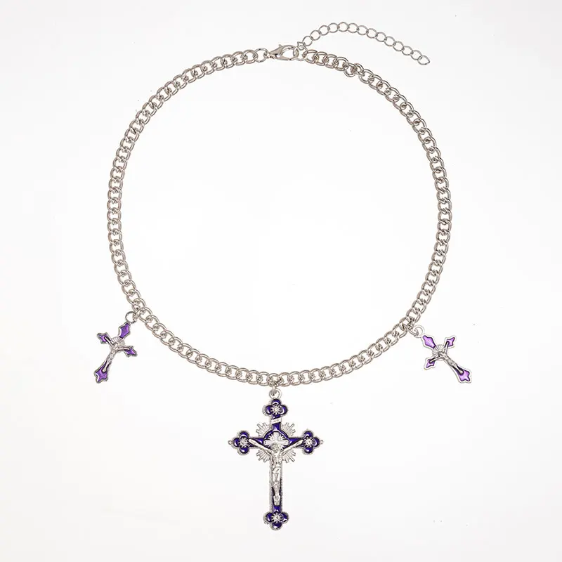 Женская цепочка с подвеской-крестом в готическом стиле