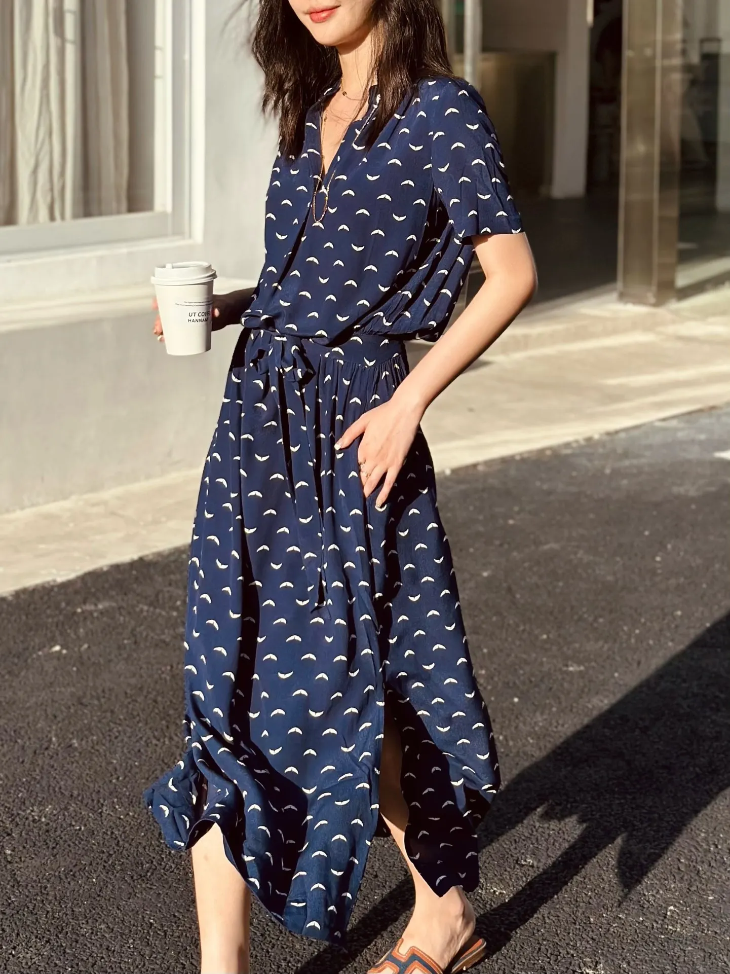 Women Dresses 2023 New Summer Silk Short Sleeve Blue Printed V Neck Midi Dress