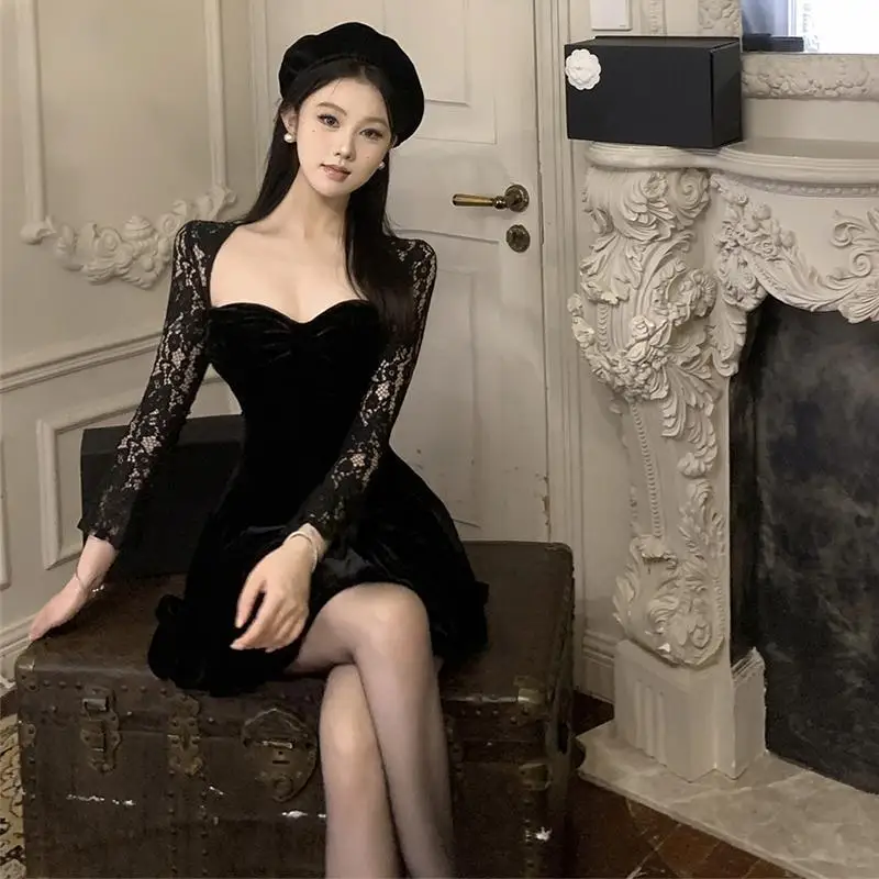 Женское элегантное вечернее платье черное с квадратным вырезом и длинным