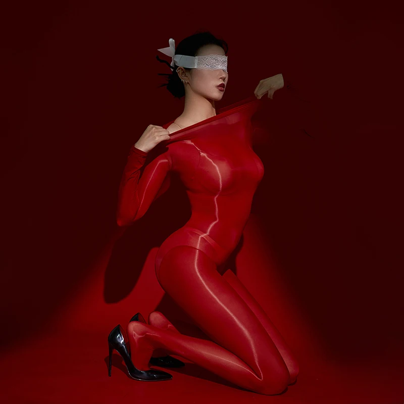 Женский глянцевый комбинезон с длинными рукавами