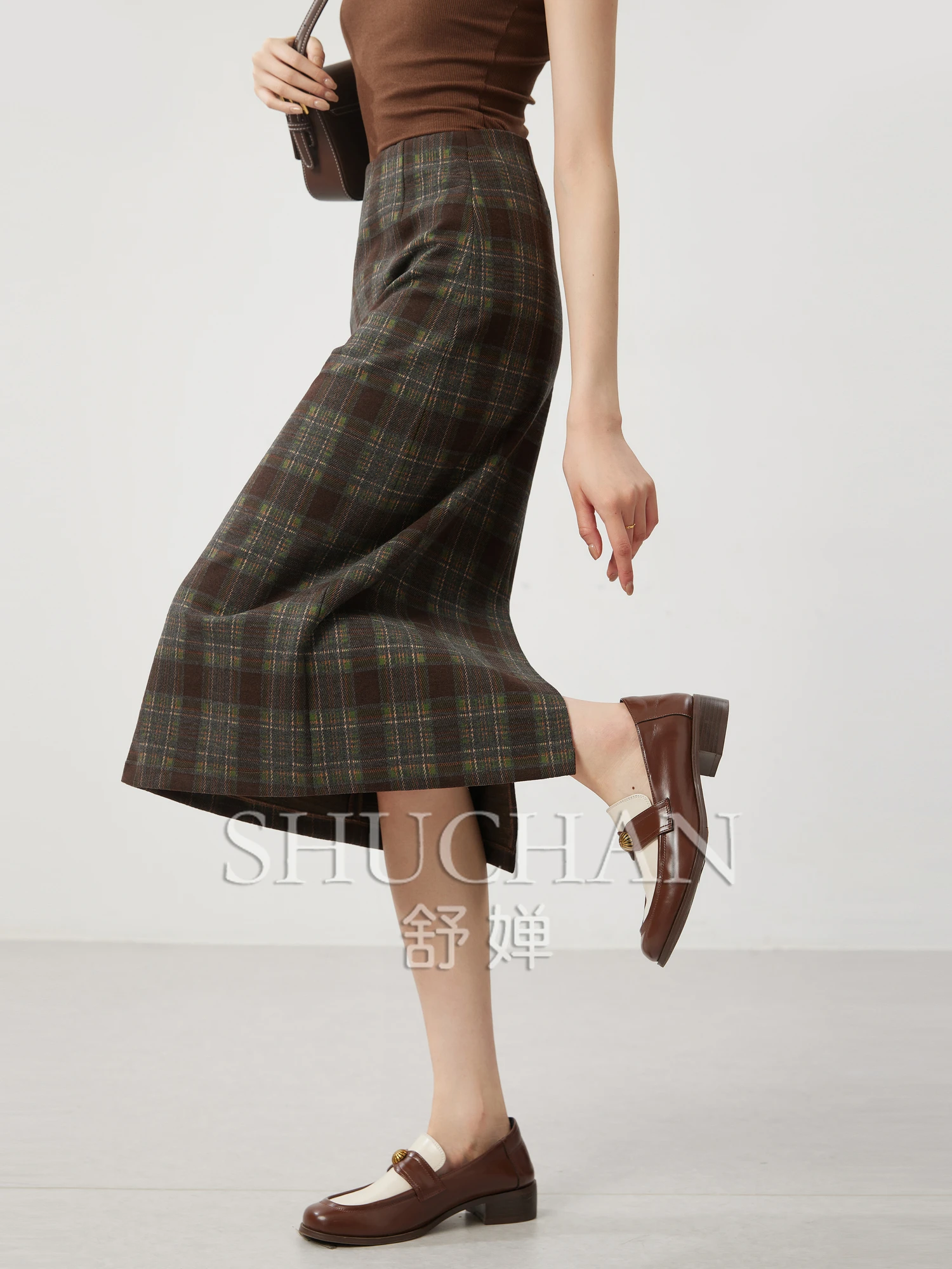 Клетчатая юбка в английском стиле прямая черная средней и длины с высокой талией