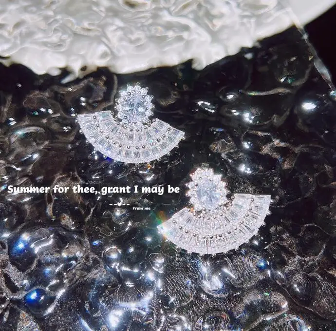 

High-quality small skirt earrings super flashing bright diamond T square zirconia fan-shaped earrings for women